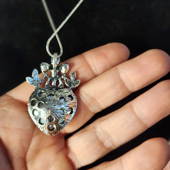 NWOT Beautiful Silvertone Sweetheart necklace! (G36) - Picture 4 of 4